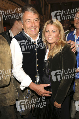 In Käfers Wiesn Schänke auf dem Oktoberfest 2019 in München