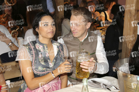 In Käfers Wiesn Schänke auf dem Oktoberfest 2019 in München