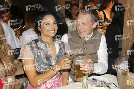 In Käfers Wiesn Schänke auf dem Oktoberfest 2019 in München