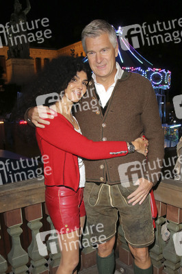 In Käfers Wiesn Schänke auf dem Oktoberfest 2019 in München