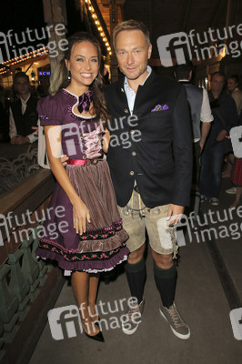 In Käfers Wiesn Schänke auf dem Oktoberfest 2019 in München