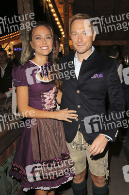 In Käfers Wiesn Schänke auf dem Oktoberfest 2019 in München