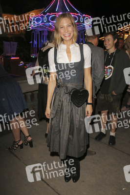 In Käfers Wiesn Schänke auf dem Oktoberfest 2019 in München