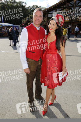 Red Damen Wiesn auf dem Oktoberfest 2019 in München