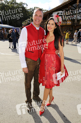 Red Damen Wiesn auf dem Oktoberfest 2019 in München