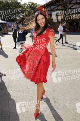 Red Damen Wiesn auf dem Oktoberfest 2019 in München
