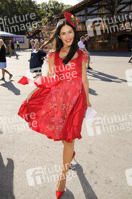 Red Damen Wiesn auf dem Oktoberfest 2019 in München