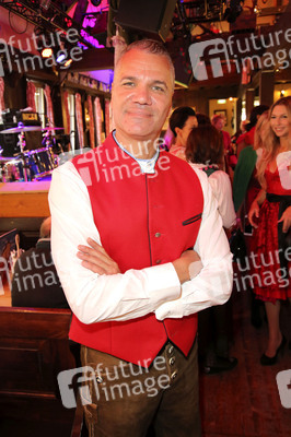 Red Damen Wiesn auf dem Oktoberfest 2019 in München