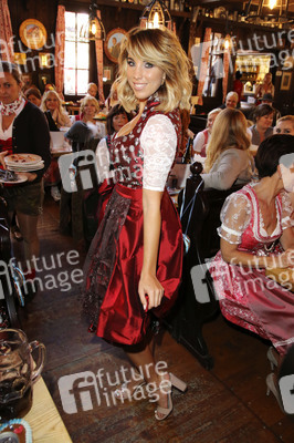 Red Damen Wiesn auf dem Oktoberfest 2019 in München