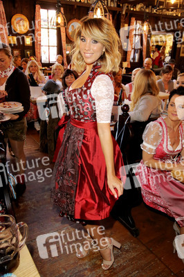 Red Damen Wiesn auf dem Oktoberfest 2019 in München