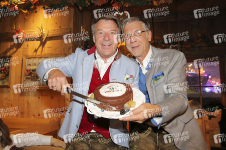In Kufflers Weinzelt auf dem Oktoberfest 2019 in München