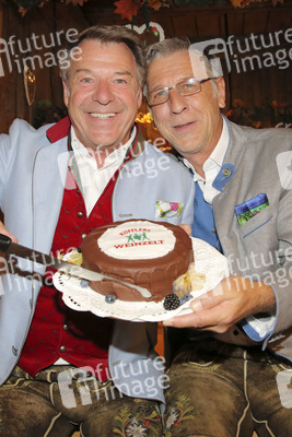 In Kufflers Weinzelt auf dem Oktoberfest 2019 in München