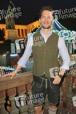 In Käfers Wiesn Schänke auf dem Oktoberfest 2019 in München