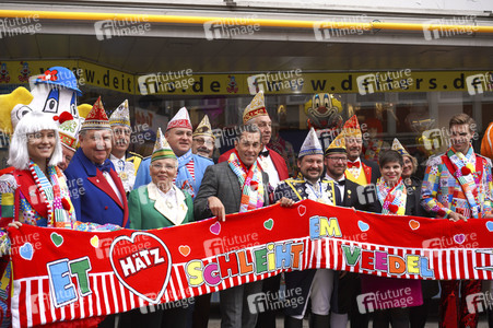 Präsentation des Karnevalsschals 'Et Hätz schleiht em Veedel' in Köln