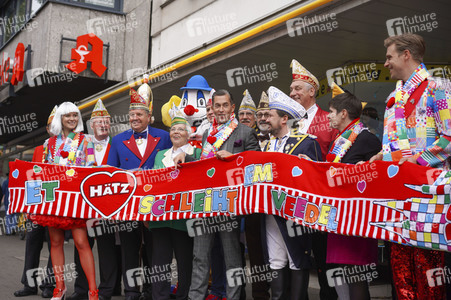 Präsentation des Karnevalsschals 'Et Hätz schleiht em Veedel' in Köln