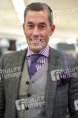 Präsentation des Karnevalsschals 'Et Hätz schleiht em Veedel' in Köln