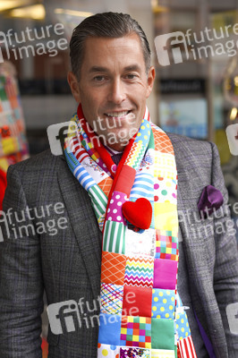 Präsentation des Karnevalsschals 'Et Hätz schleiht em Veedel' in Köln