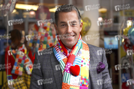 Präsentation des Karnevalsschals 'Et Hätz schleiht em Veedel' in Köln