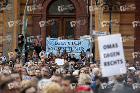 Unteilbar-Demo unter dem Motto 'Kein Fußbreit! Antisemitismus und Rassismus töten!' in Berlin