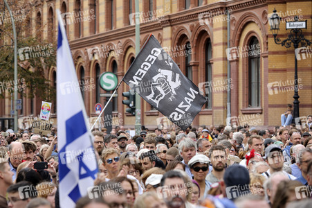 Unteilbar-Demo unter dem Motto 'Kein Fußbreit! Antisemitismus und Rassismus töten!' in Berlin