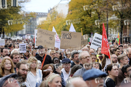 Unteilbar-Demo unter dem Motto 'Kein Fußbreit! Antisemitismus und Rassismus töten!' in Berlin