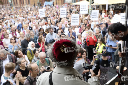 Unteilbar-Demo unter dem Motto 'Kein Fußbreit! Antisemitismus und Rassismus töten!' in Berlin