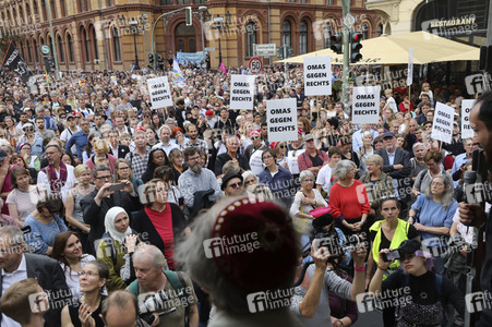 Unteilbar-Demo unter dem Motto 'Kein Fußbreit! Antisemitismus und Rassismus töten!' in Berlin