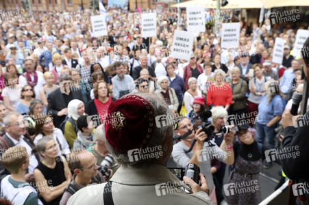 Unteilbar-Demo unter dem Motto 'Kein Fußbreit! Antisemitismus und Rassismus töten!' in Berlin