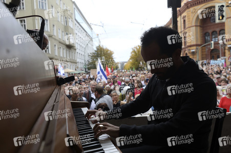 Unteilbar-Demo unter dem Motto 'Kein Fußbreit! Antisemitismus und Rassismus töten!' in Berlin