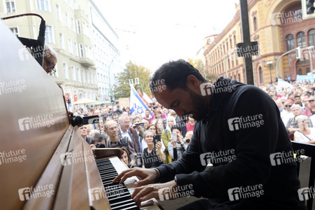 Unteilbar-Demo unter dem Motto 'Kein Fußbreit! Antisemitismus und Rassismus töten!' in Berlin