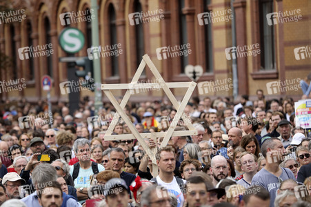 Unteilbar-Demo unter dem Motto 'Kein Fußbreit! Antisemitismus und Rassismus töten!' in Berlin