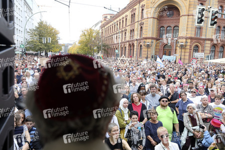 Unteilbar-Demo unter dem Motto 'Kein Fußbreit! Antisemitismus und Rassismus töten!' in Berlin