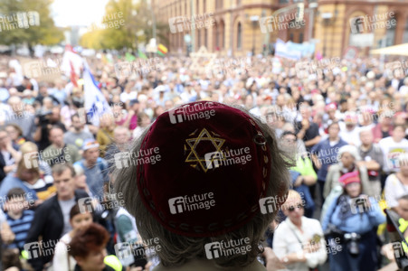 Unteilbar-Demo unter dem Motto 'Kein Fußbreit! Antisemitismus und Rassismus töten!' in Berlin