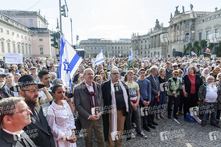 Unteilbar-Demo unter dem Motto 'Kein Fußbreit! Antisemitismus und Rassismus töten!' in Berlin
