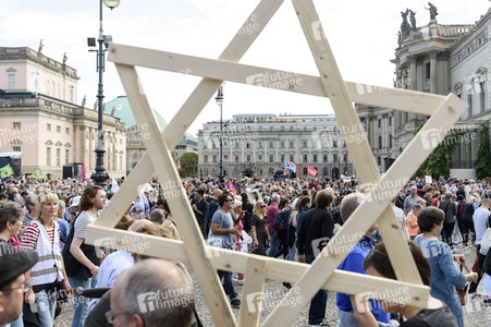 Unteilbar-Demo unter dem Motto 'Kein Fußbreit! Antisemitismus und Rassismus töten!' in Berlin
