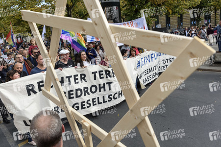 Unteilbar-Demo unter dem Motto 'Kein Fußbreit! Antisemitismus und Rassismus töten!' in Berlin