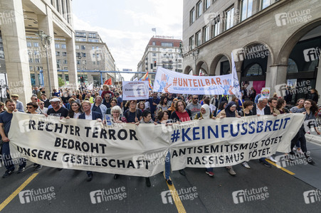 Unteilbar-Demo unter dem Motto 'Kein Fußbreit! Antisemitismus und Rassismus töten!' in Berlin