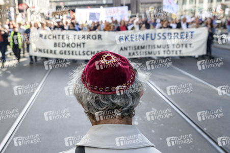 Unteilbar-Demo unter dem Motto 'Kein Fußbreit! Antisemitismus und Rassismus töten!' in Berlin
