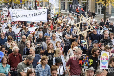 Unteilbar-Demo unter dem Motto 'Kein Fußbreit! Antisemitismus und Rassismus töten!' in Berlin