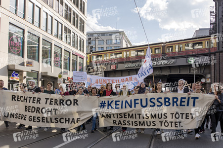 Unteilbar-Demo unter dem Motto 'Kein Fußbreit! Antisemitismus und Rassismus töten!' in Berlin