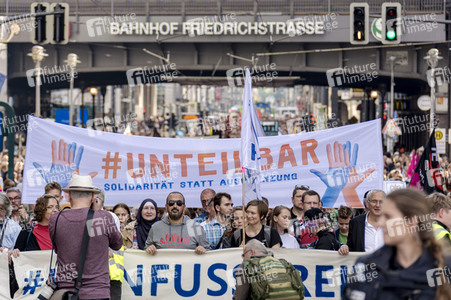 Unteilbar-Demo unter dem Motto 'Kein Fußbreit! Antisemitismus und Rassismus töten!' in Berlin