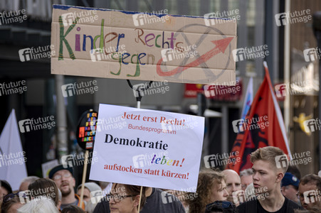 Unteilbar-Demo unter dem Motto 'Kein Fußbreit! Antisemitismus und Rassismus töten!' in Berlin