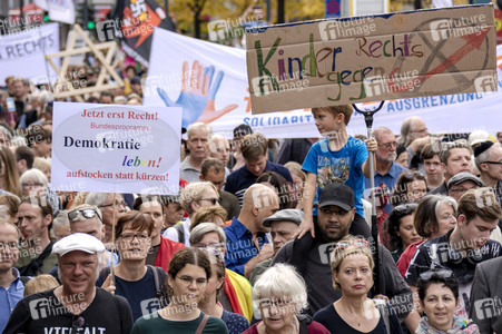 Unteilbar-Demo unter dem Motto 'Kein Fußbreit! Antisemitismus und Rassismus töten!' in Berlin