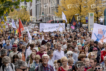 Unteilbar-Demo unter dem Motto 'Kein Fußbreit! Antisemitismus und Rassismus töten!' in Berlin