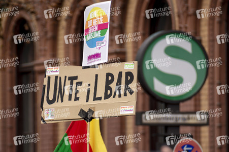Unteilbar-Demo unter dem Motto 'Kein Fußbreit! Antisemitismus und Rassismus töten!' in Berlin