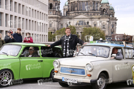 David Hasselhoff hupt mit Trabi-Fahrern 'Looking for Freedom' in Berlin