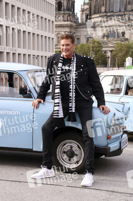 David Hasselhoff hupt mit Trabi-Fahrern 'Looking for Freedom' in Berlin