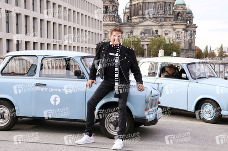 David Hasselhoff hupt mit Trabi-Fahrern 'Looking for Freedom' in Berlin