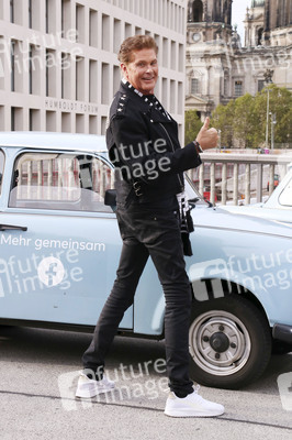 David Hasselhoff hupt mit Trabi-Fahrern 'Looking for Freedom' in Berlin