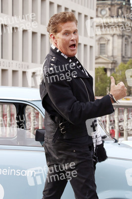 David Hasselhoff hupt mit Trabi-Fahrern 'Looking for Freedom' in Berlin